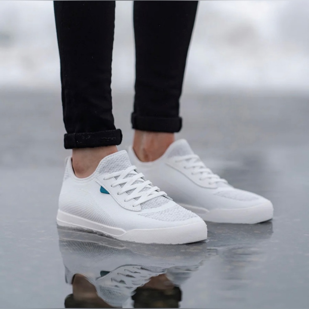 Vessi Weekend Classic Sneaker Womensā 8 White Knit Casual Shoes, Teal Accents